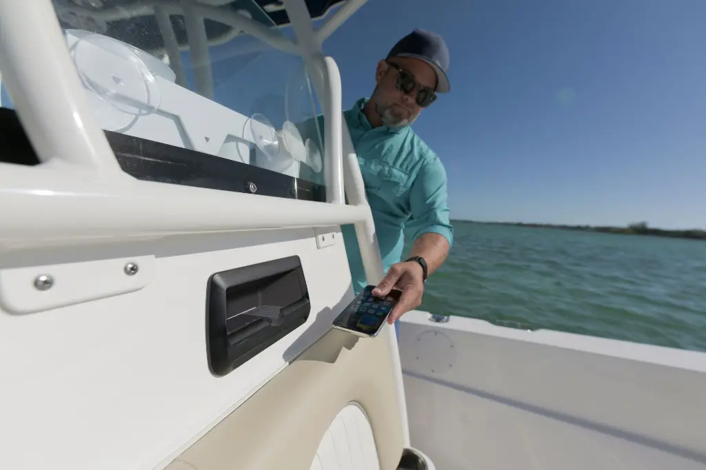 Scanstrut ROKK Wireless - Cove 10W SC-CW-09F on water (3).webp