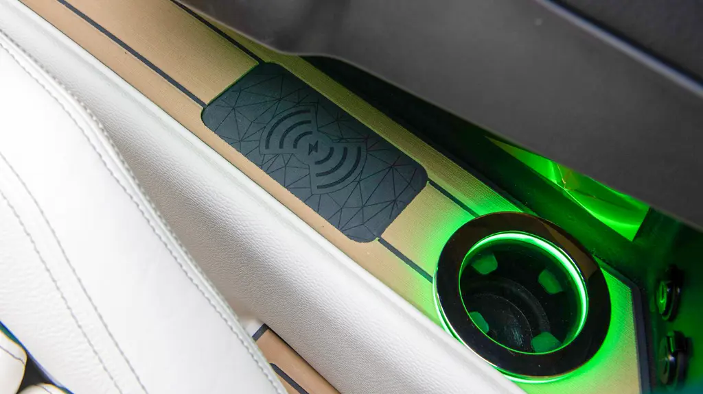 Scanstrut SC-CW-07F 10W  ROKK Wireless Installed (2) web.webp